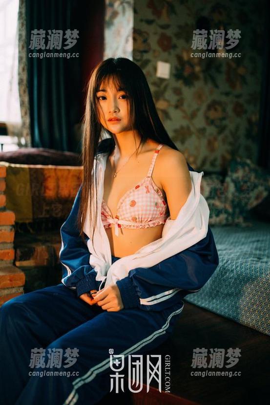 GIRLT果团网 - 王语纯的高跟鞋图包：穿上它，脚跟似乎也能在云端漫步？