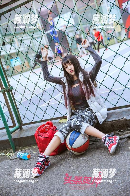 TouTiao头条女神-高韩菲 TouTiao头条女神 - 高韩菲的私房图集:修女也能拥有“非主流”一天!