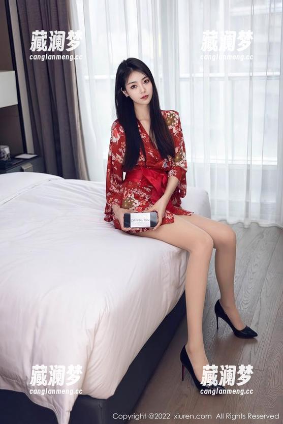 Xiuren秀人网 - Candy糖糖的丝袜写真都能出本杂志，这图包可得珍藏啊！