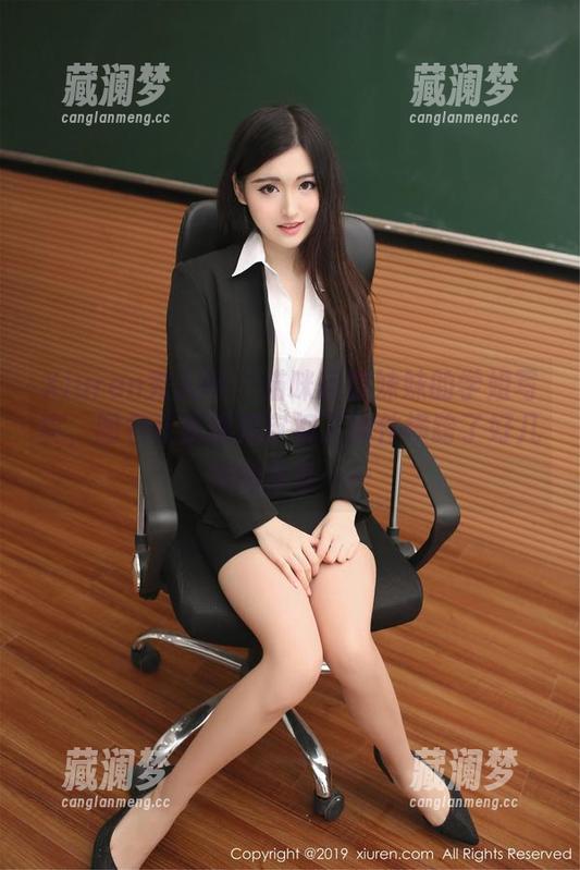 Xiuren秀人网 - 猫咪巨臀妹妹的学姐写真，图包让我重新审视了那件横跨了好几年的青春……