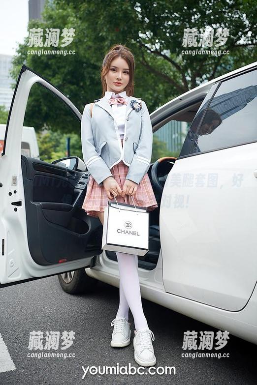 YouMi尤蜜荟-合法萝莉 YouMi尤蜜荟 - 合法萝莉的美腿套图,好像每一条都在和我对视!