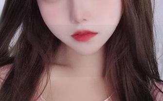 面对镜头，eloise软软的泳装私拍，像是洒下的星辰