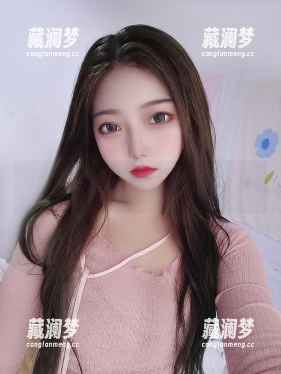 面对镜头，eloise软软的泳装私拍，像是洒下的星辰