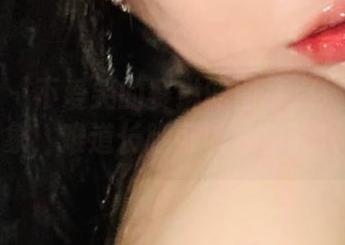 微密圈 – 不爱笑的赛琳的图集点燃了我脑海的想象，难道长腿可以成为新兴职业？