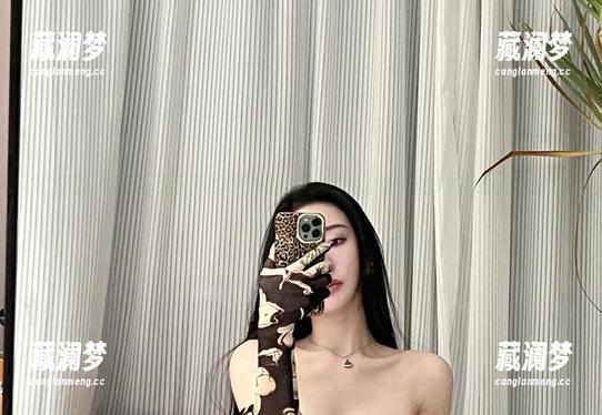 微密圈 - 观看不爱笑的赛琳黑丝系列，发现黑色也有让人窒息的优雅。