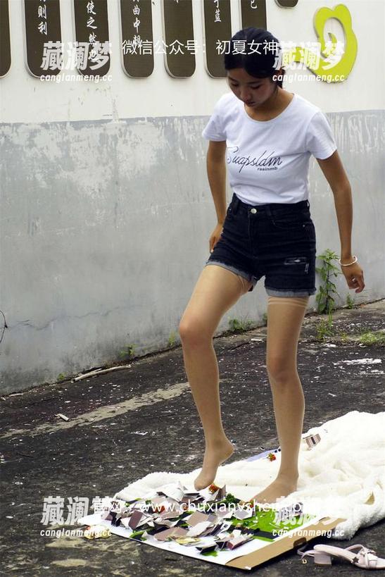 初夏女神-双双 初夏女神 - 想看看双双在办公室的日常?免费图集直接来!