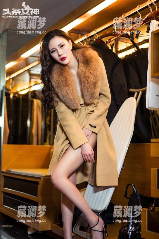 头条女神 - 一边看连体衣的造型，另一边流连于JennyR的写真集，原图里的恍惚状态太真实了。