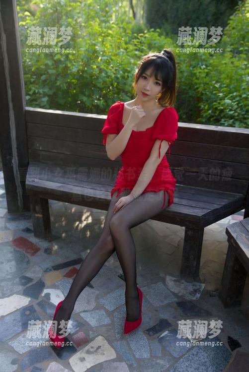 看到小女巫露娜的秘书装，感觉一天的疲惫也轻飘飘流走了呢