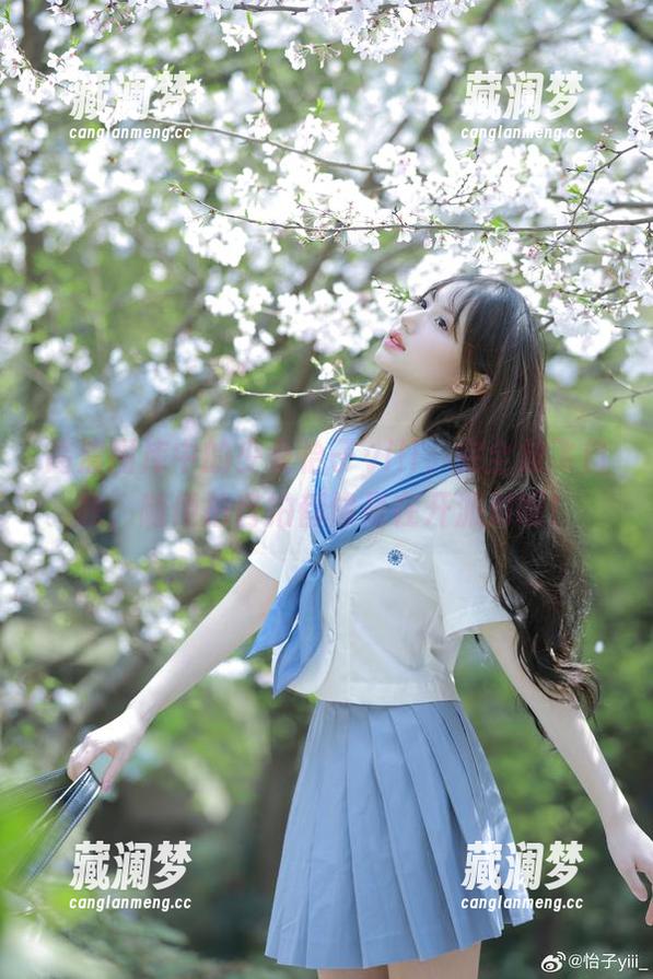 怡子yiii 高清图库中的少女怡子yiii,完全放飞自我,随便拍自拍都像是在开派对啊!