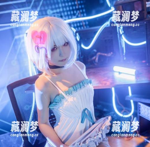 在线欣赏拖拉大王校服美图，调皮的样子真可爱