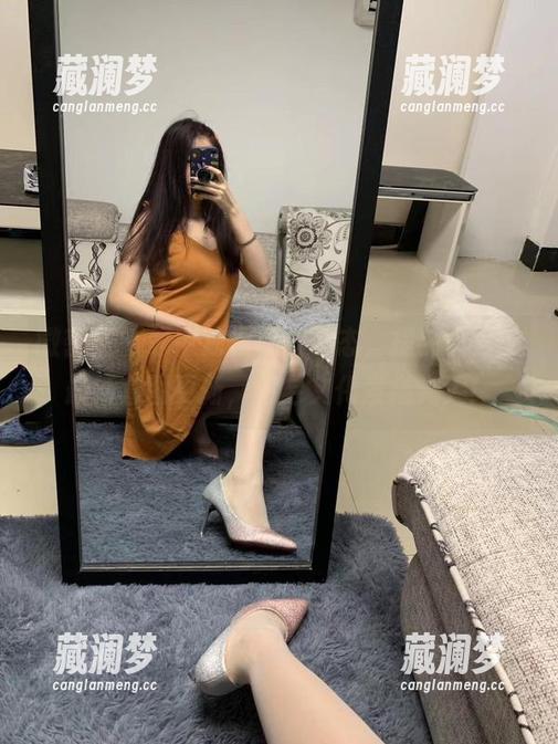 微密圈 - 家中独霸‘懒’态，提袜少女的最新套图更新，将宅文化发扬光大！