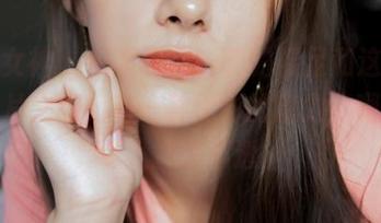 梦丝女神 – 我发现，晓晓的裸足和这张定制图片之间，有一种无形的魔力，啊，真令人捉摸不透。