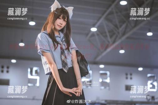 炸酱沐沐和她的女友合体缔造的cos照，画风隐隐约约有点可爱又带点俏皮？