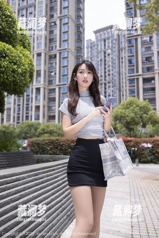秀人网-e宝小野猫 秀人网 - 看,e宝小野猫在定制写真里给美脚加了点魔法!