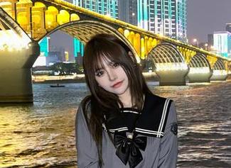 高清美图里的芊芊酱w，修女角色扮演得也太入戏了吧。