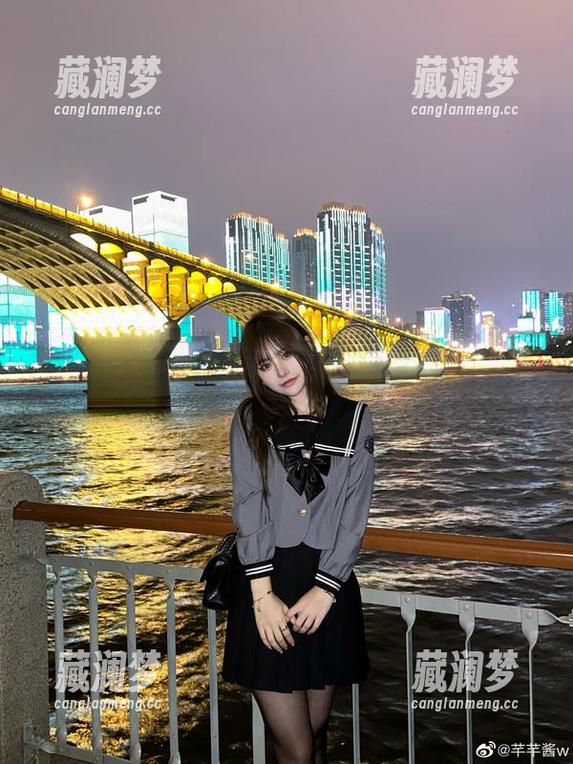 高清美图里的芊芊酱w，修女角色扮演得也太入戏了吧。
