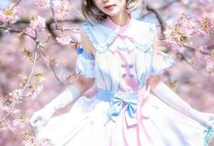 哇，看到花柒Hana的白金泳装壁纸时，我只想说：’为啥这画面这么抓人呢？’