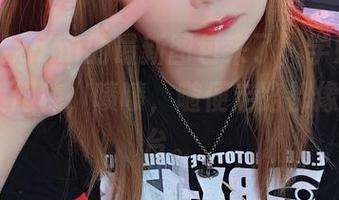 铭铭kizami的最新图包来了，学妹们身姿气质超棒，啧啧，随便走路都像在走T台。