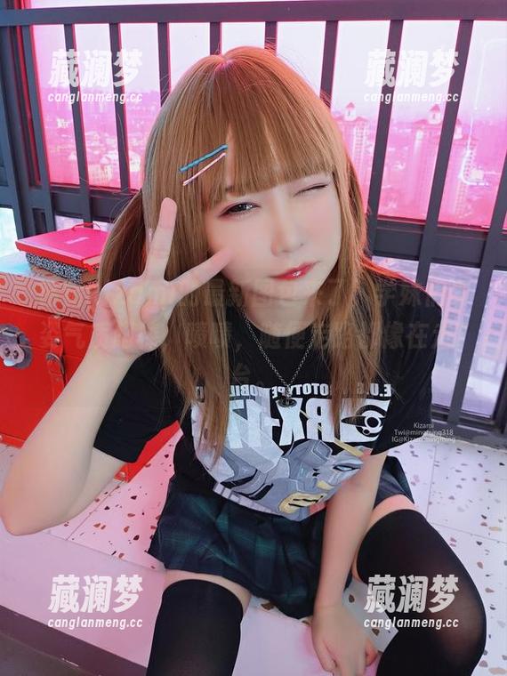 铭铭kizami的最新图包来了，学妹们身姿气质超棒，啧啧，随便走路都像在走T台。