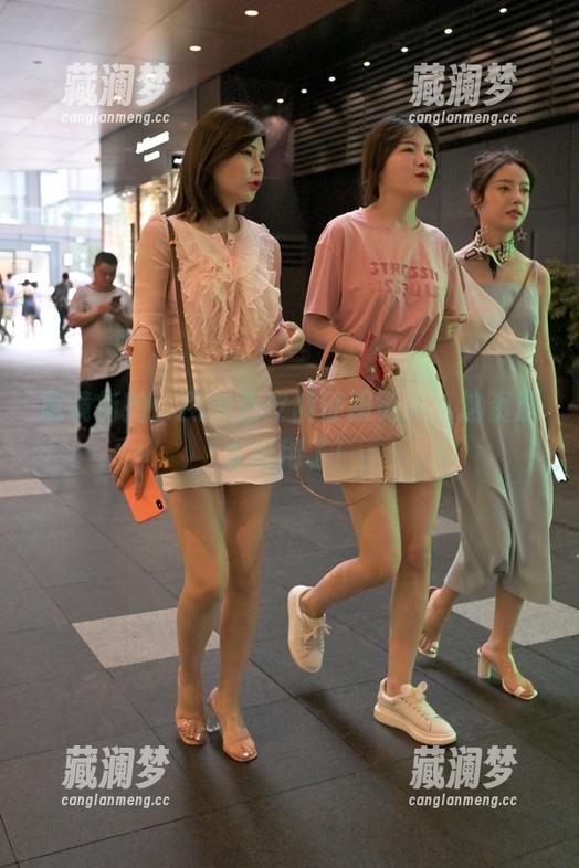 魔镜街拍：用黑色皮裤征服街头，这资源太好用了！