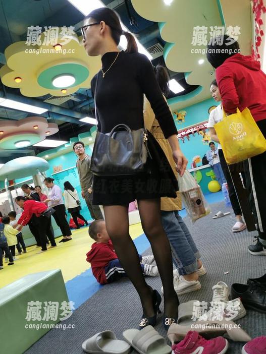 魔镜街拍：在古村探险，结果被这高清的春光红衣美女收服了。