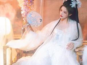鹿八岁baby手上的豹纹猫猫，毫无疑问是个美图小能手！